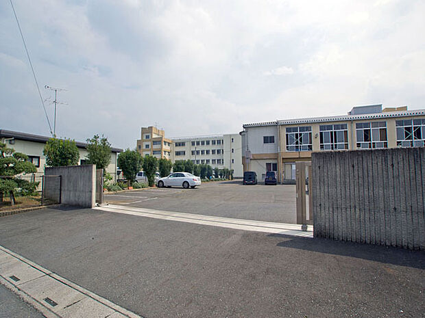 伊奈町立伊奈中学校（632m）