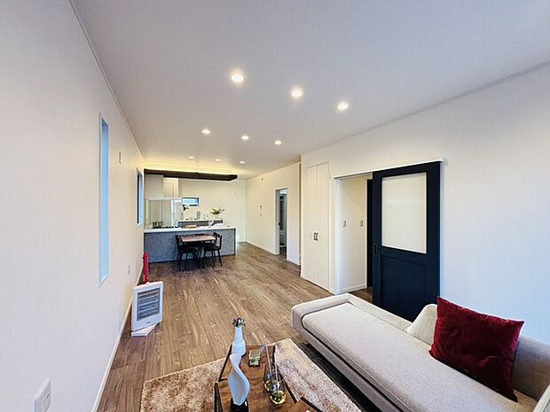 南側に大きな窓を配置、明るいリビングが出来ました。