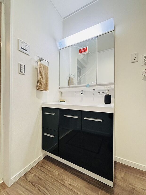 収納力と機能性に優れた、お手入れラクラク洗面化粧台。 