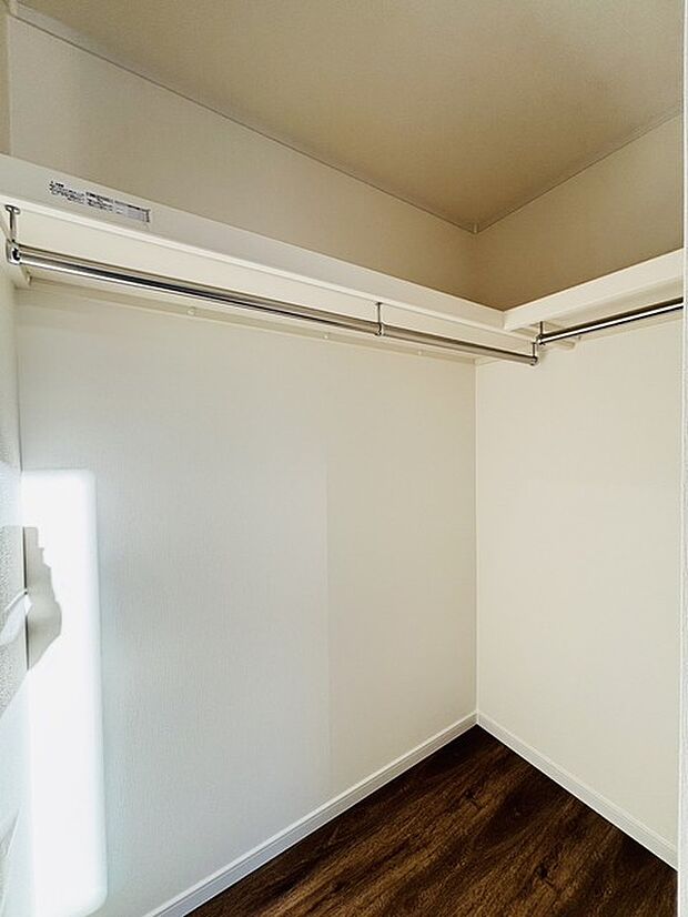 収納力と使い勝手がうれしいウォークインクローゼットがあります 