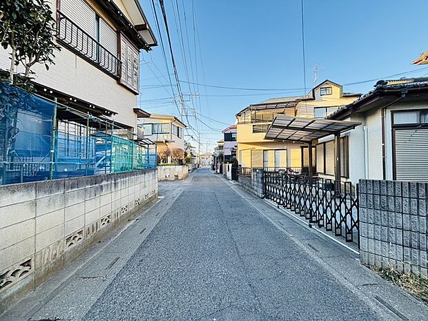 住民の方が主に利用する交通量少なめの道路に面してます。