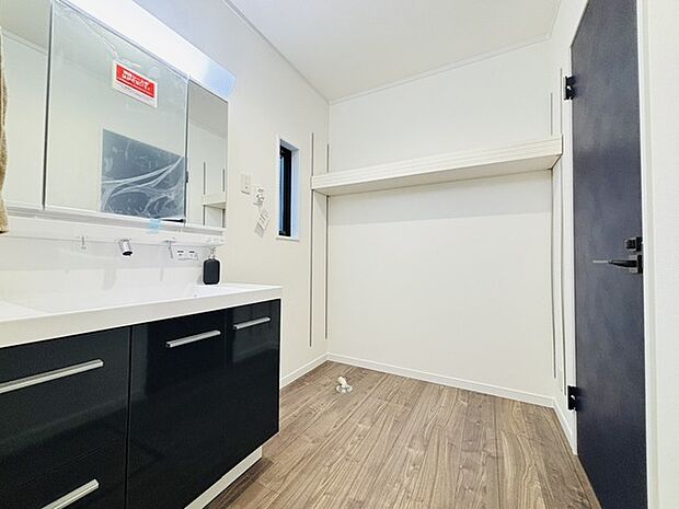 洗面台横にランドリーコーナーもゆったり。ドラム式洗濯機も置けそう。 