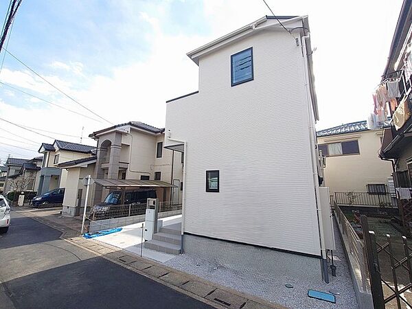 幅員の狭い道ですが、車通りの少ない住宅街に立地してます。