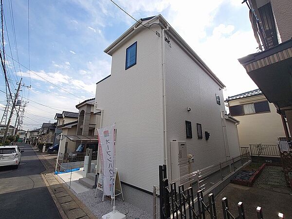 幹線道路から1本入った現地は、想像以上に静かに感じられます。