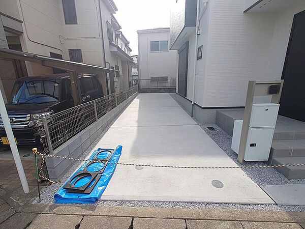 セカンドカーにも便利、駐車2台可の敷地。
