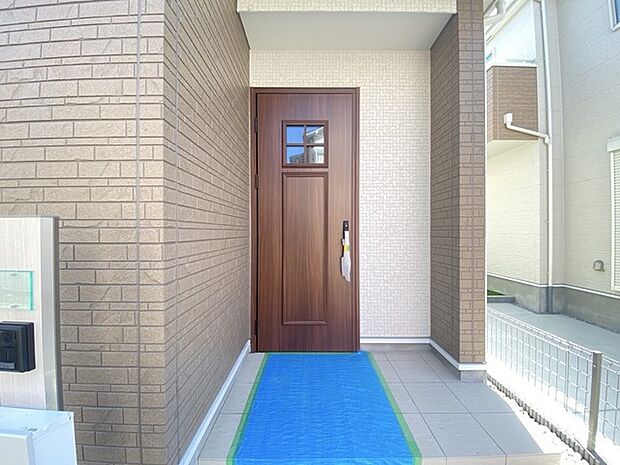 この扉を開けると、新築の木の匂いが待ってます。