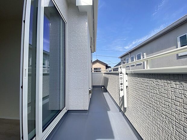 ゆとりの広さを確保したバルコニー。お布団を干すのも、この広さならラクラク。