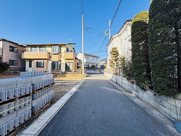 幅員の狭い道ですが、車通りの少ない住宅街に立地してます。 