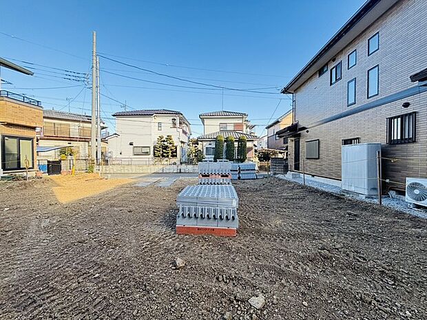 幹線道路から1本入った現地は、想像以上に静かに感じられます。 