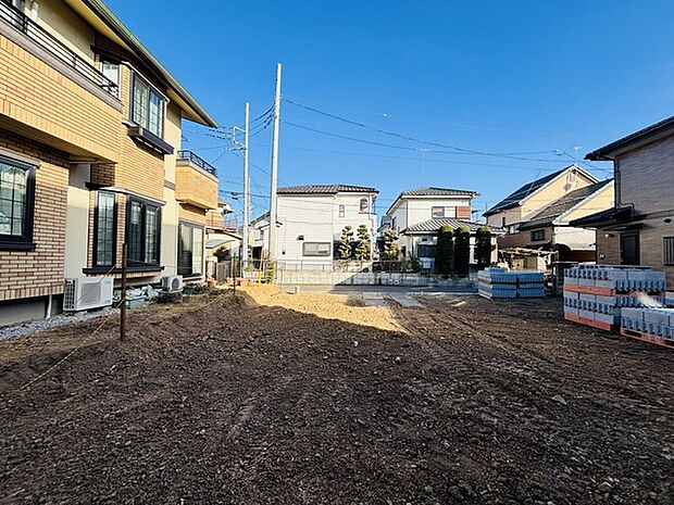 住民の方が主に利用する交通量少なめの道路に面してます。 