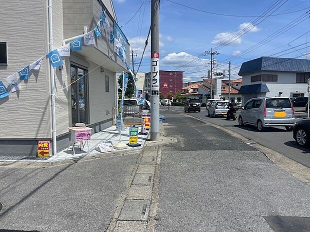 前面道路は歩道も整備され、小さなお子様にも安心です。道路の真向いにはスーパーがあります。 