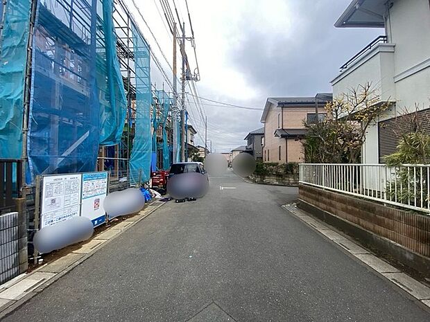 車通りの少ない閑静な住宅地、のびのびした子育てに適します。