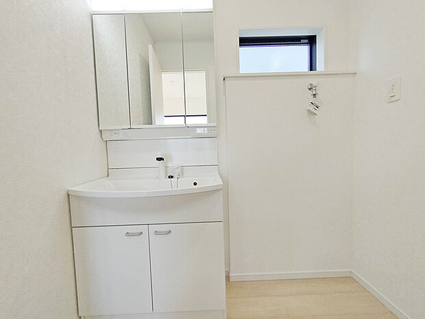 お出かけ前の身だしなみに一歩差がつく三面鏡。 