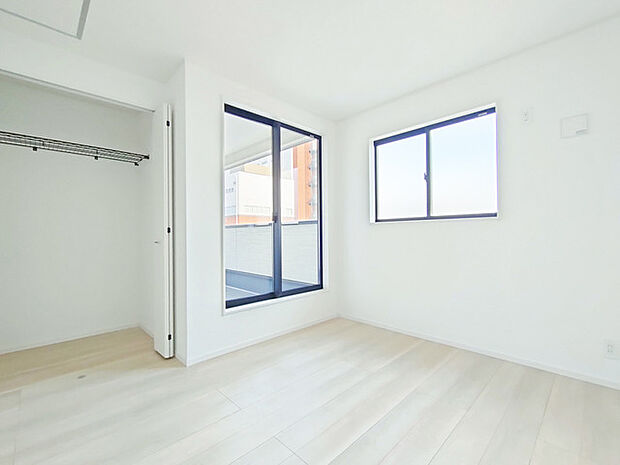 大きな窓から明るい日差しが差し込みます 