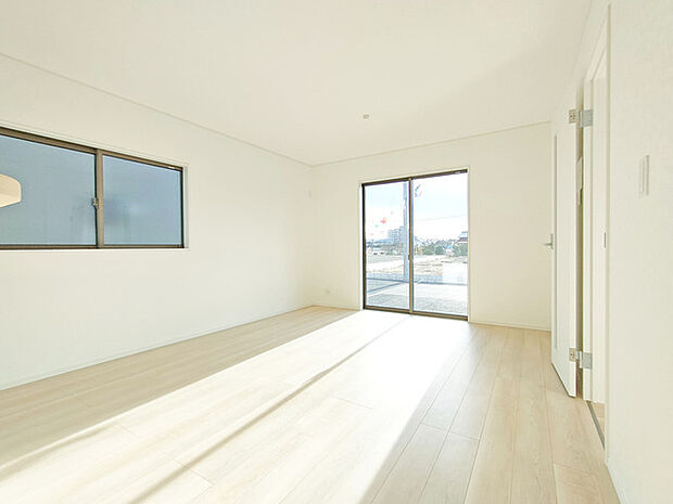 ご家族みんながゆったりくつろげる広々リビング。 