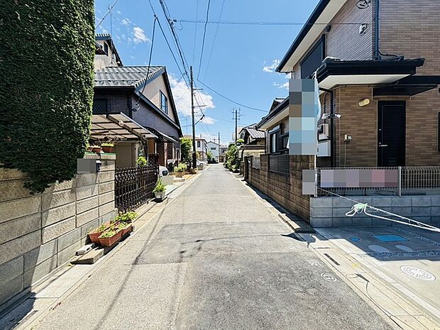 住民の方が主に利用する交通量少なめの道路に面してます。