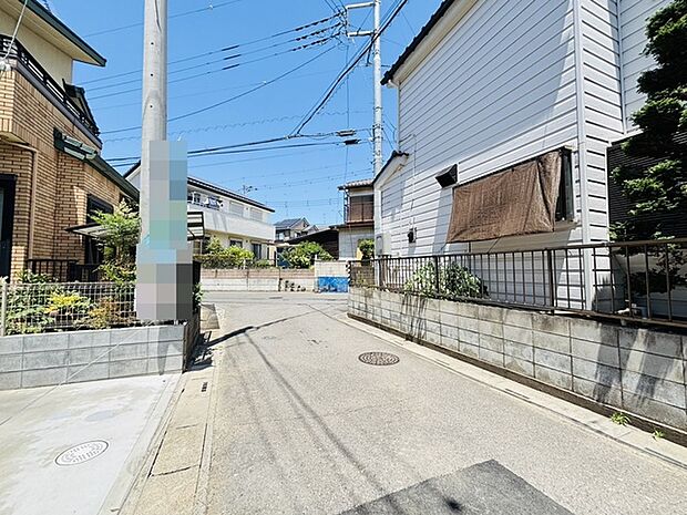前面道路は歩道も整備され、小さなお子様にも安心です。