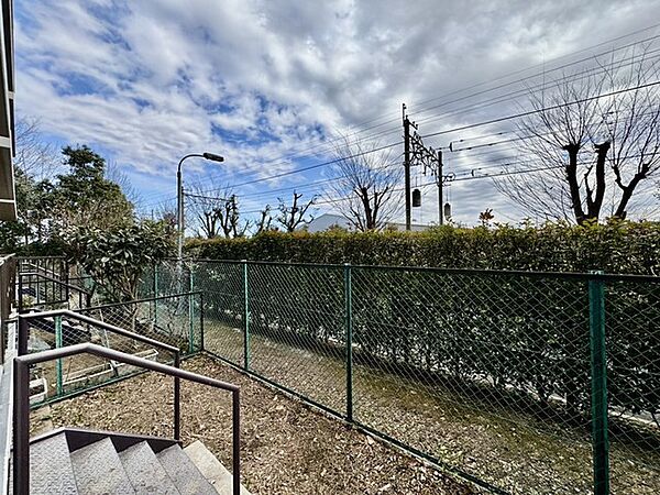 戸建てのように使える人気の庭付き。プライベートな空間が広がります。