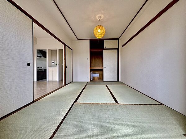 大きな窓から明るい日差しが差し込みます