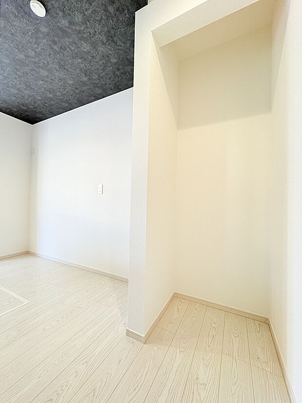 キッチンの脇に、この収納があるだけで、キッチン動線が変わりますね。 