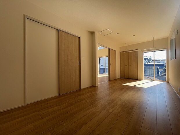 間仕切りして2部屋に変更可能な洋間。成長に合わせた間取り変更が可能なタイプ。 