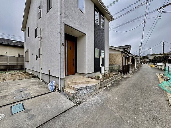 季節のお花を少し楽しむくらいなら、このお庭で十分かも。