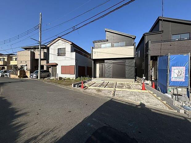 車通りの少ない閑静な住宅地、のびのびした子育てに適します。