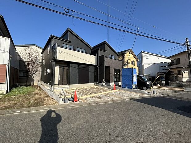 駐車場は2台まで駐車可能。マイカーの車幅もお確かめください。