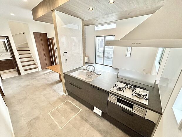 リビングで遊ぶお子様を見守りながらお料理ができる、対面キッチン。 