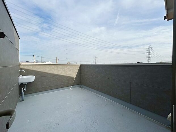 らくらくお洗濯を助ける広いバルコニー。 