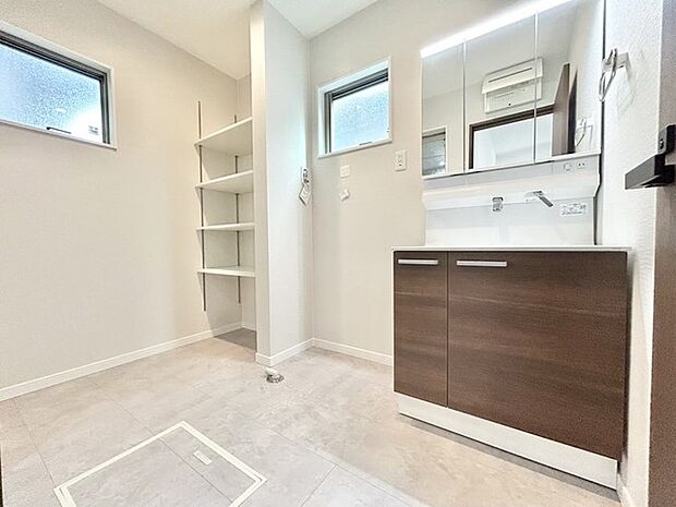 洗面室にはうれしいリネン収納があります。 