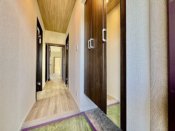 玄関を開けたらシューズボックス、使いやすい配置です。