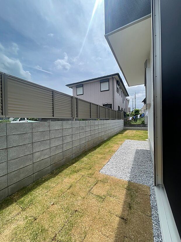 お子様が駆け回れるお庭。想像するだけでワクワクしますね。 