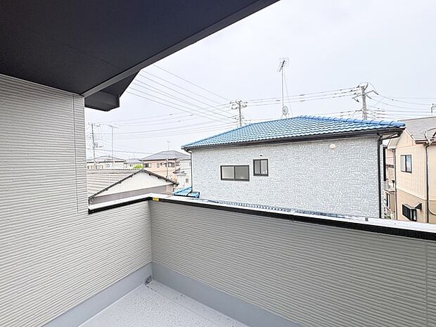 前面の住まいとの距離感があるから、圧迫感を感じません。