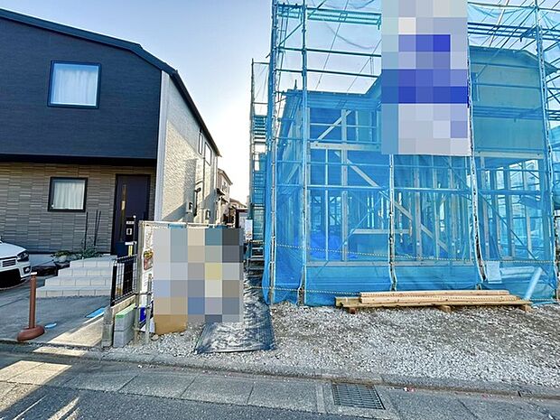 駐車場は2台まで駐車可能。マイカーの車幅もお確かめください。