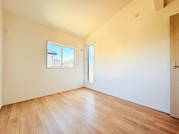 新築の木の匂いのする室内。写真では伝わらないので、ぜひ現地でお確かめください。