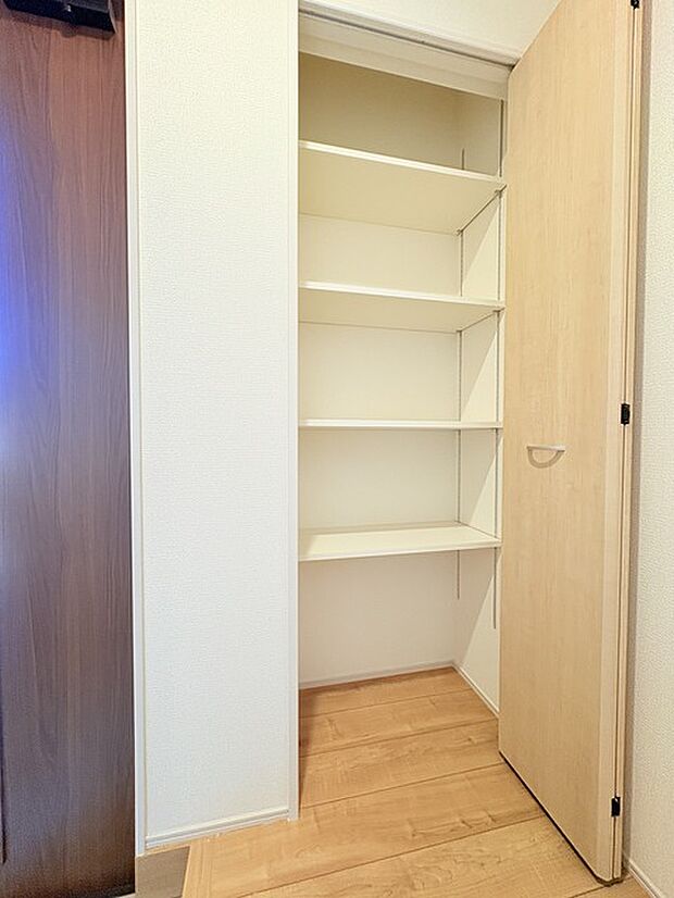 玄関脇には便利な収納があります。