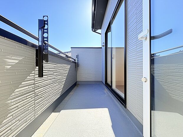 らくらくお洗濯を助ける広いバルコニー。