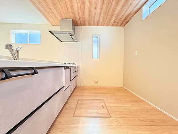 収納スライドをぐっと開けばお鍋や調味料をどんどんしまえる大収納。キッチンはいつもキレイ。