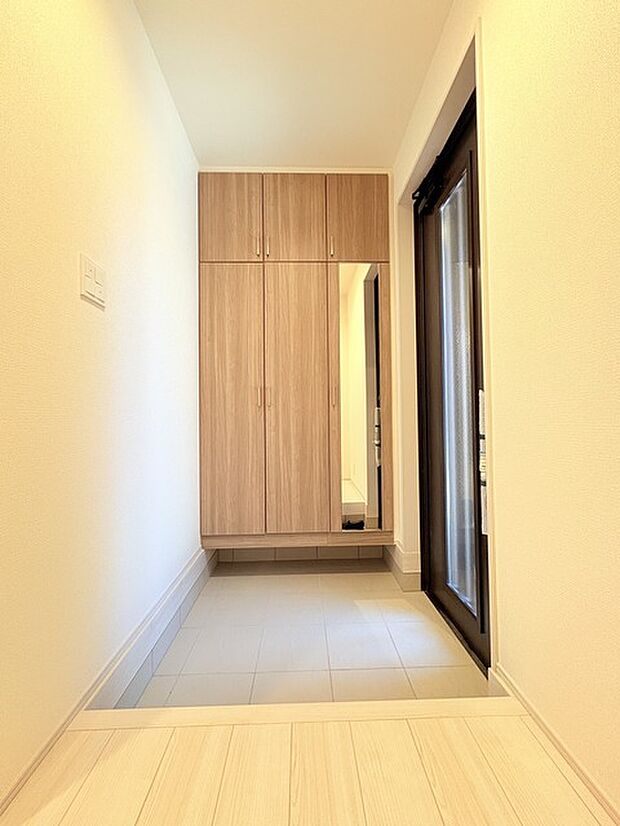 靴がしっかり収まるから、散らかりがちな玄関もスッキリ。