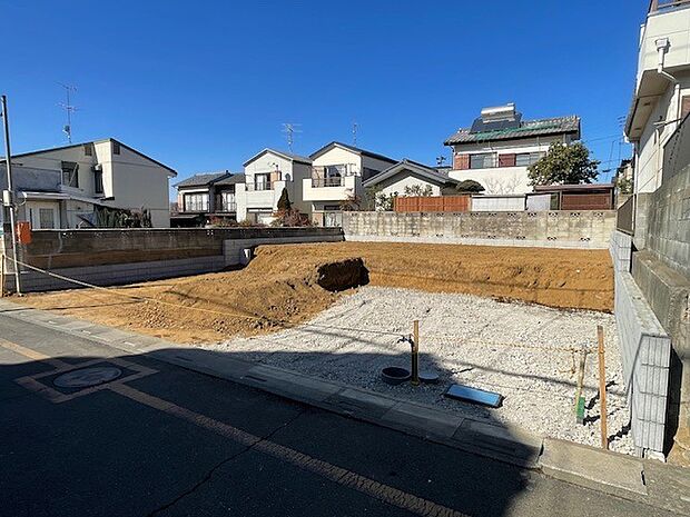 この場所に平屋が建ちます。駐車スペースは3台可能。令和8年5月完成予定。