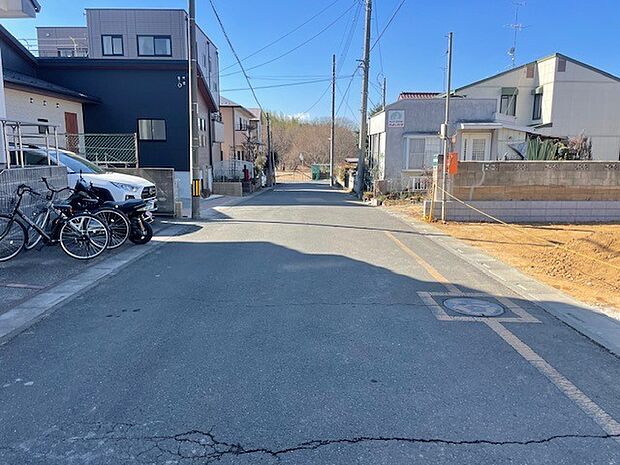 住民の方が主に利用する交通量少なめの道路に面してます。