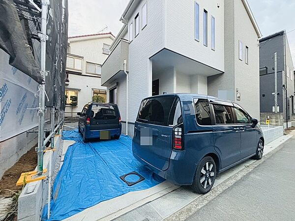 駐車場は2台まで駐車可能。マイカーの車幅もお確かめください。