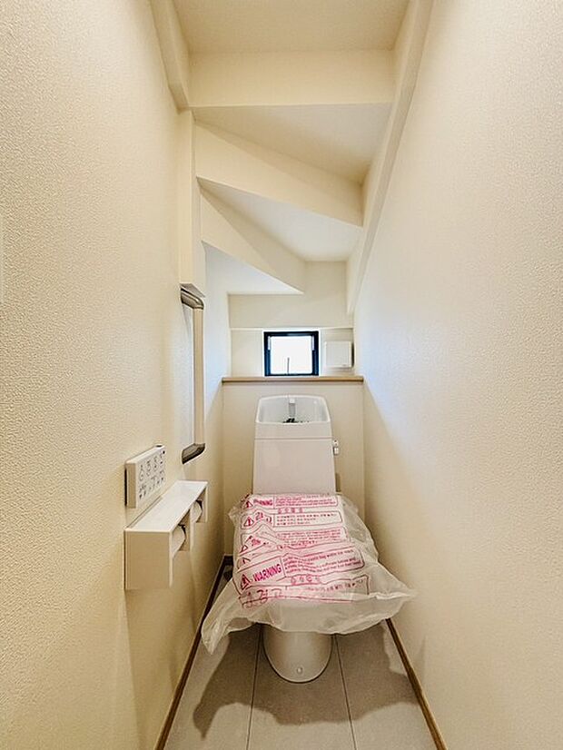 もちろんウォシュレット機能付き。憩いの場としてひそかに注目度の高いお手洗いにもご注目ください。