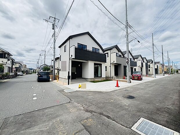 前面道路は歩道も整備され、小さなお子様にも安心です。