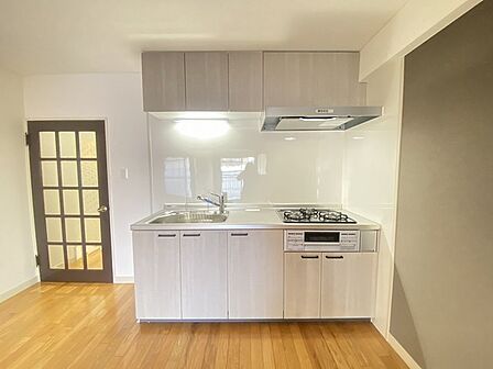 吊戸棚をなくした対面キッチン、隣の部屋にいる方の様子もここからよく見えます。 