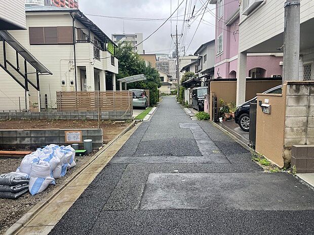 住民の方が主に利用する交通量少なめの道路に面してます。 
