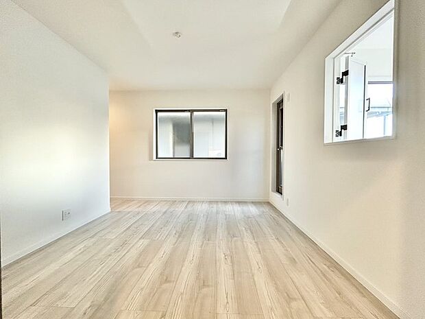 新築の木の匂いのする室内。写真では伝わらないので、ぜひ現地でお確かめください。