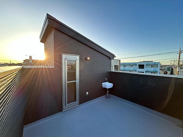 スカイバルコニー付。 プライベート空間充実。