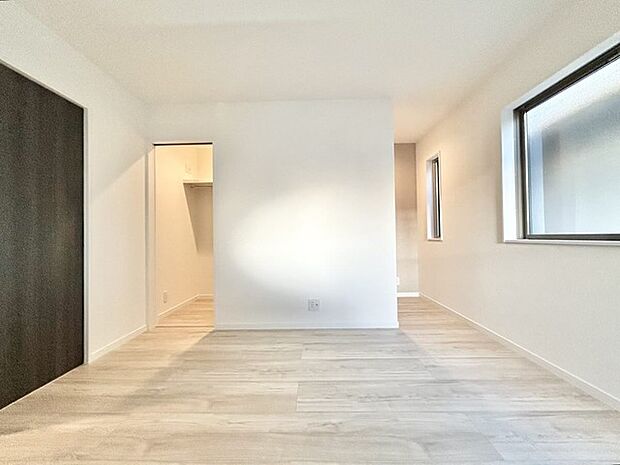 大きな窓から明るい日差しが差し込みます。